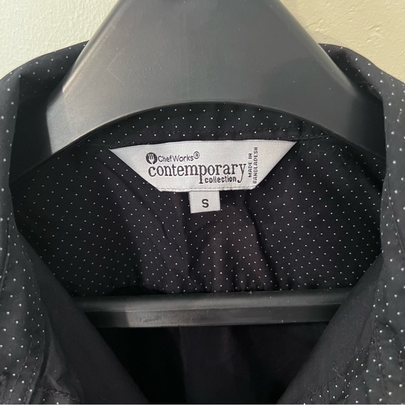 Polka dots button up feminine collared Shirt in dark navy blue - Picture 6 of 7